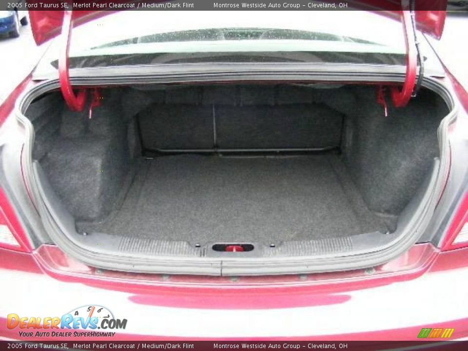2005 Ford Taurus SE Merlot Pearl Clearcoat / Medium/Dark Flint Photo #25