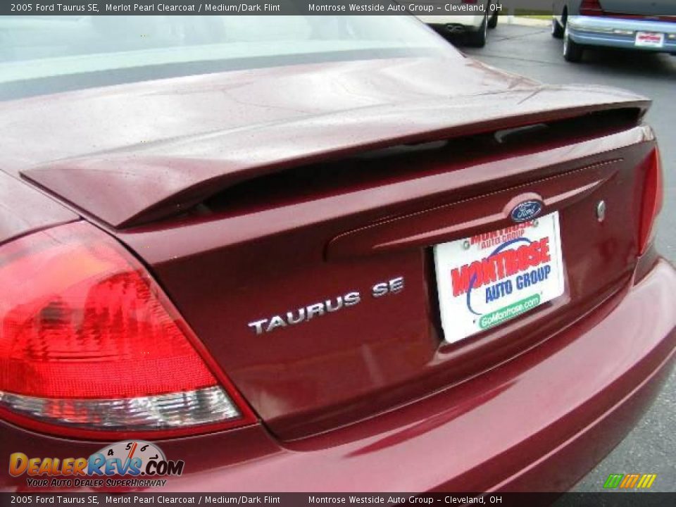 2005 Ford Taurus SE Merlot Pearl Clearcoat / Medium/Dark Flint Photo #26