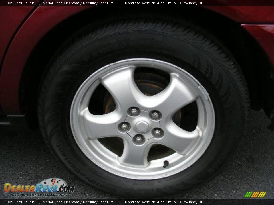 2005 Ford Taurus SE Merlot Pearl Clearcoat / Medium/Dark Flint Photo #27