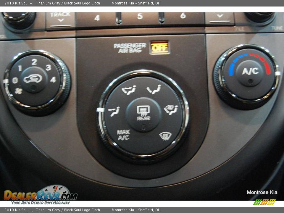2010 Kia Soul + Titanium Gray / Black Soul Logo Cloth Photo #26