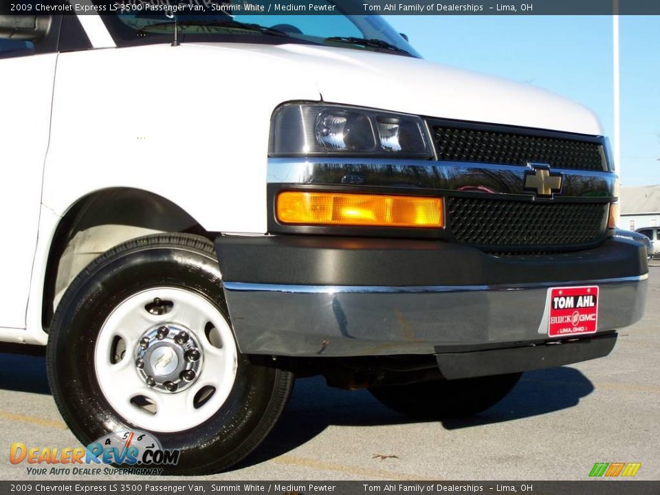 2009 Chevrolet Express LS 3500 Passenger Van Summit White / Medium Pewter Photo #2