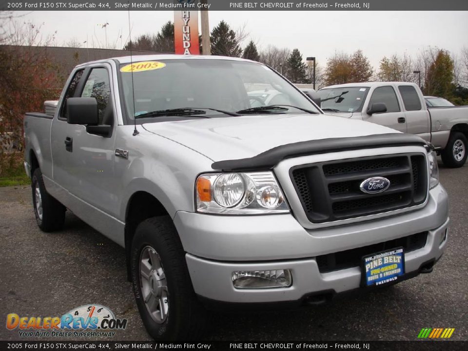2005 Ford F150 STX SuperCab 4x4 Silver Metallic / Medium Flint Grey Photo #2