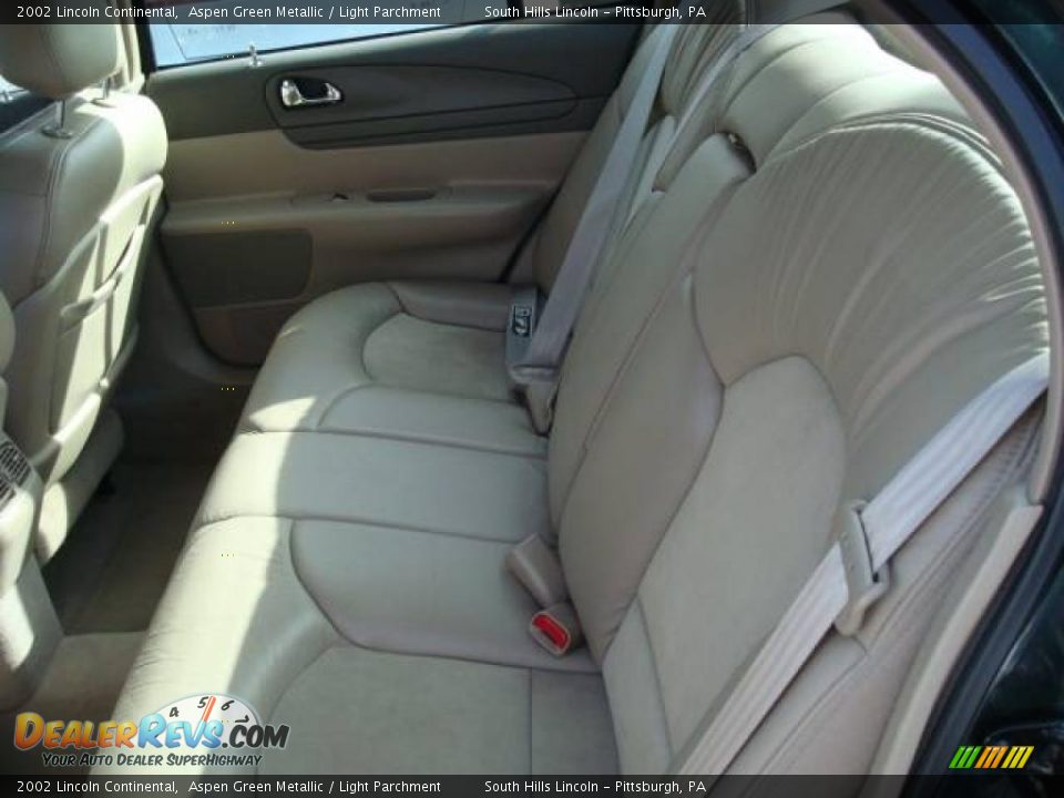 2002 Lincoln Continental Aspen Green Metallic / Light Parchment Photo #9