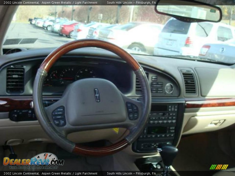 2002 Lincoln Continental Aspen Green Metallic / Light Parchment Photo #10