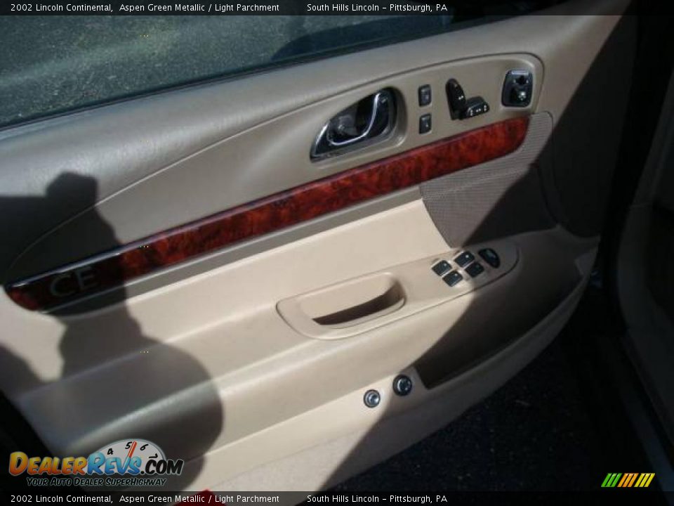 2002 Lincoln Continental Aspen Green Metallic / Light Parchment Photo #11