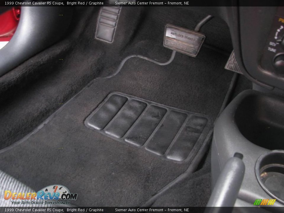 1999 Chevrolet Cavalier RS Coupe Bright Red / Graphite Photo #12