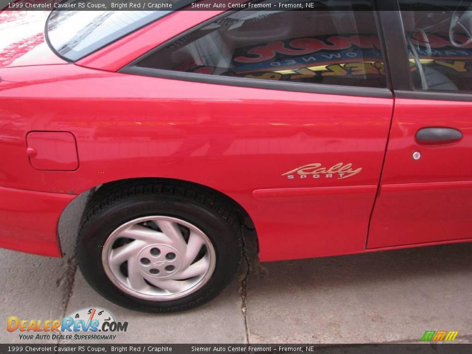 1999 Chevrolet Cavalier RS Coupe Bright Red / Graphite Photo #15