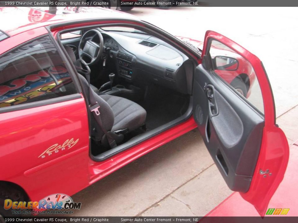 1999 Chevrolet Cavalier RS Coupe Bright Red / Graphite Photo #22
