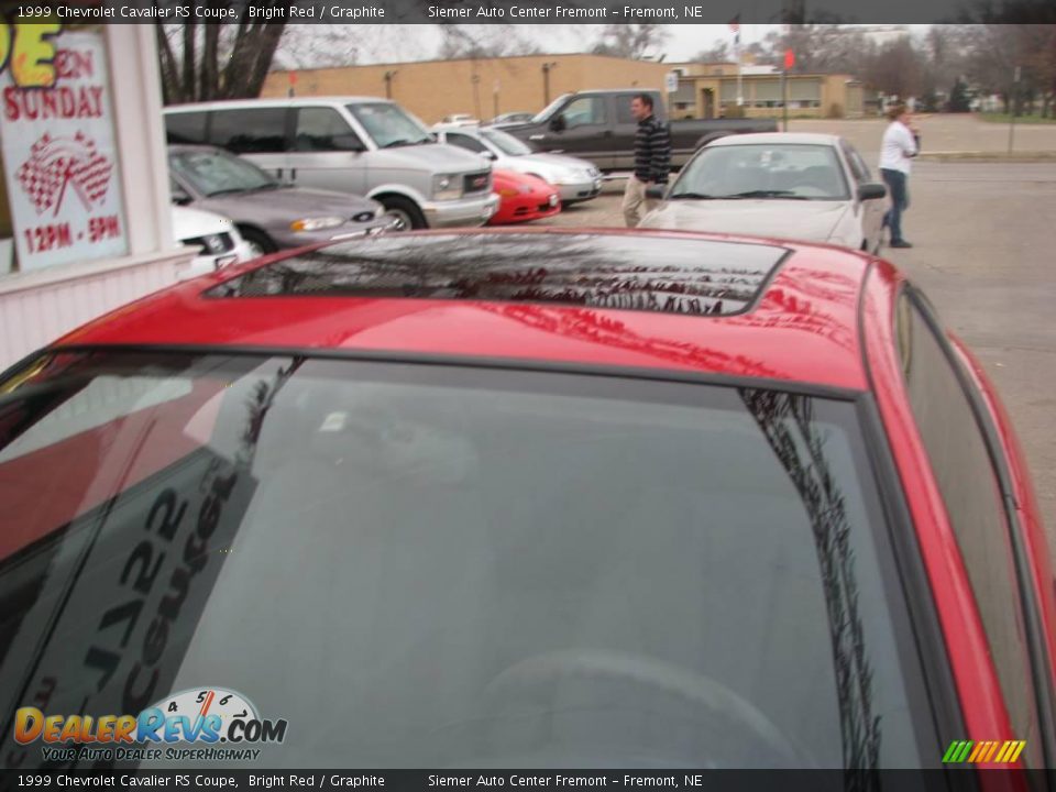 1999 Chevrolet Cavalier RS Coupe Bright Red / Graphite Photo #24