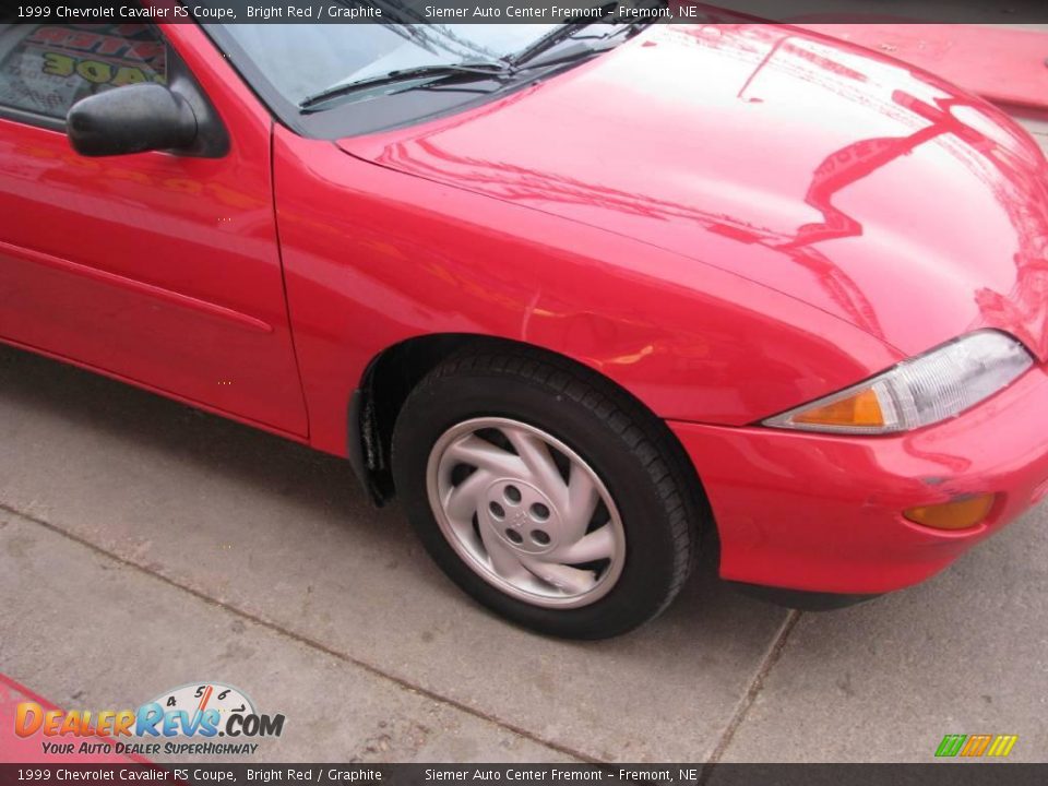 1999 Chevrolet Cavalier RS Coupe Bright Red / Graphite Photo #28