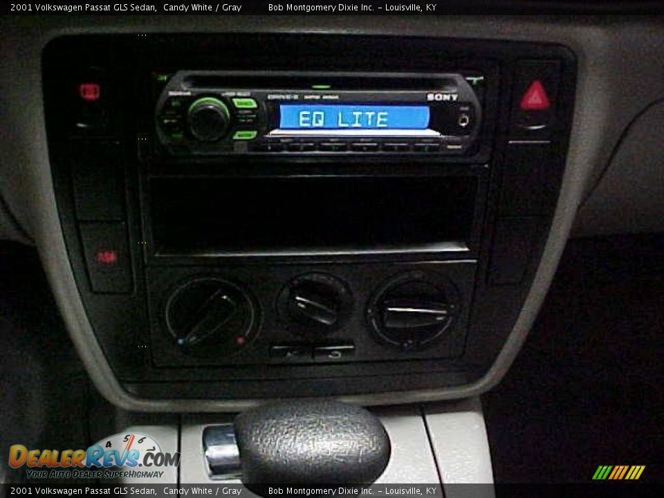 2001 Volkswagen Passat GLS Sedan Candy White / Gray Photo #18