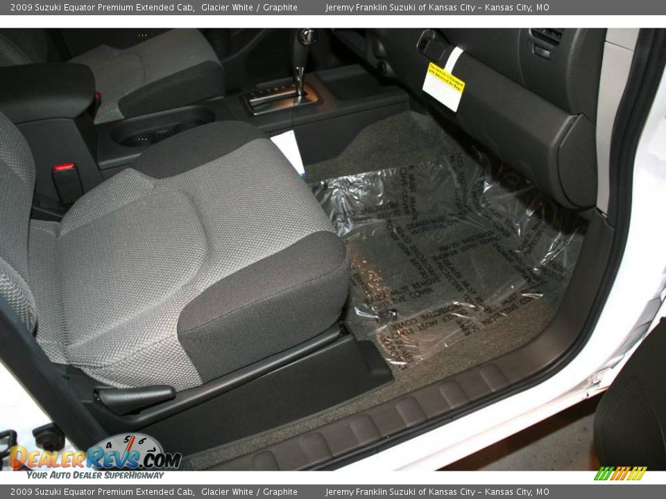 2009 Suzuki Equator Premium Extended Cab Glacier White / Graphite Photo #9