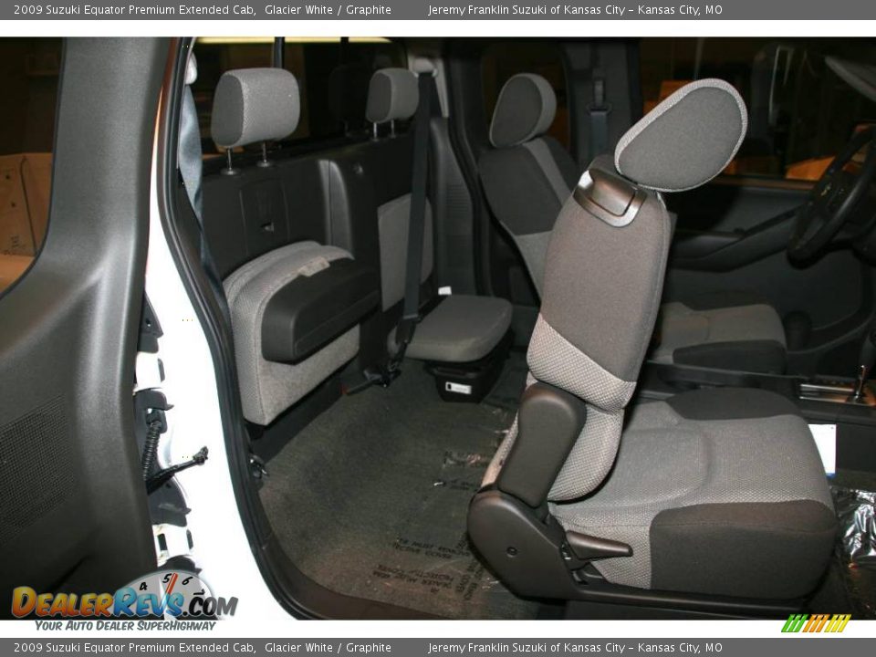 2009 Suzuki Equator Premium Extended Cab Glacier White / Graphite Photo #10