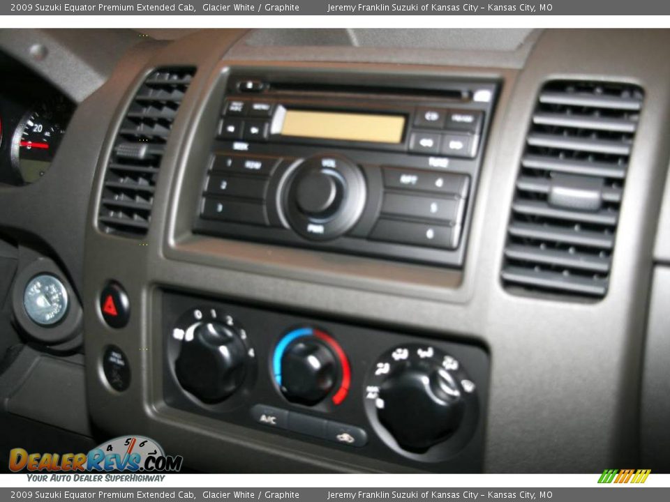 2009 Suzuki Equator Premium Extended Cab Glacier White / Graphite Photo #11