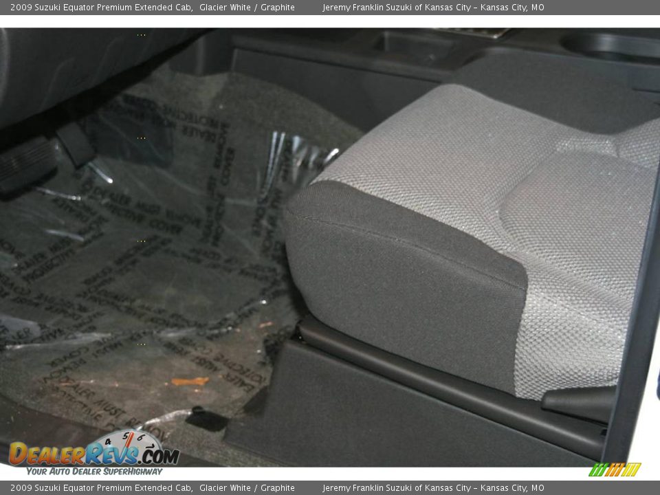 2009 Suzuki Equator Premium Extended Cab Glacier White / Graphite Photo #13
