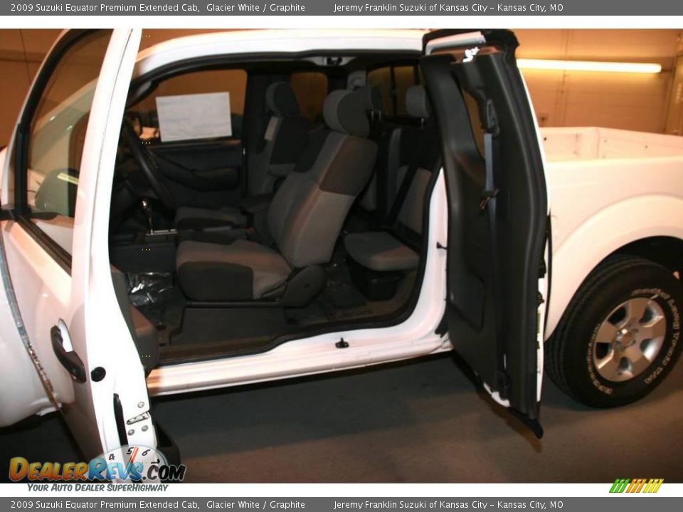 2009 Suzuki Equator Premium Extended Cab Glacier White / Graphite Photo #16