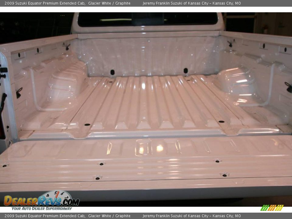 2009 Suzuki Equator Premium Extended Cab Glacier White / Graphite Photo #18