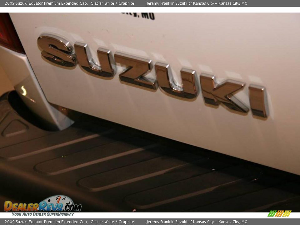 2009 Suzuki Equator Premium Extended Cab Glacier White / Graphite Photo #20