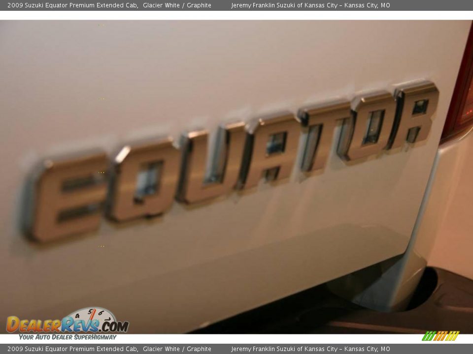 2009 Suzuki Equator Premium Extended Cab Glacier White / Graphite Photo #21