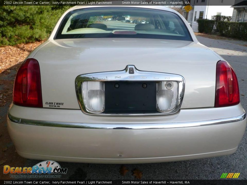 2002 Lincoln Town Car Cartier Ivory Parchment Pearl / Light Parchment Photo #2