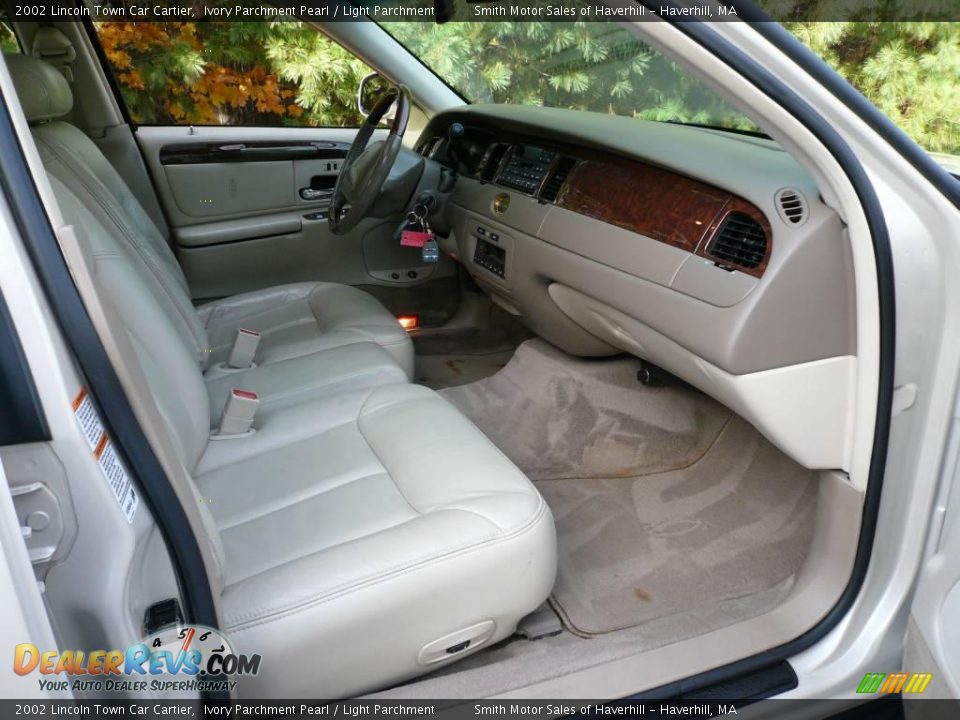 2002 Lincoln Town Car Cartier Ivory Parchment Pearl / Light Parchment Photo #5
