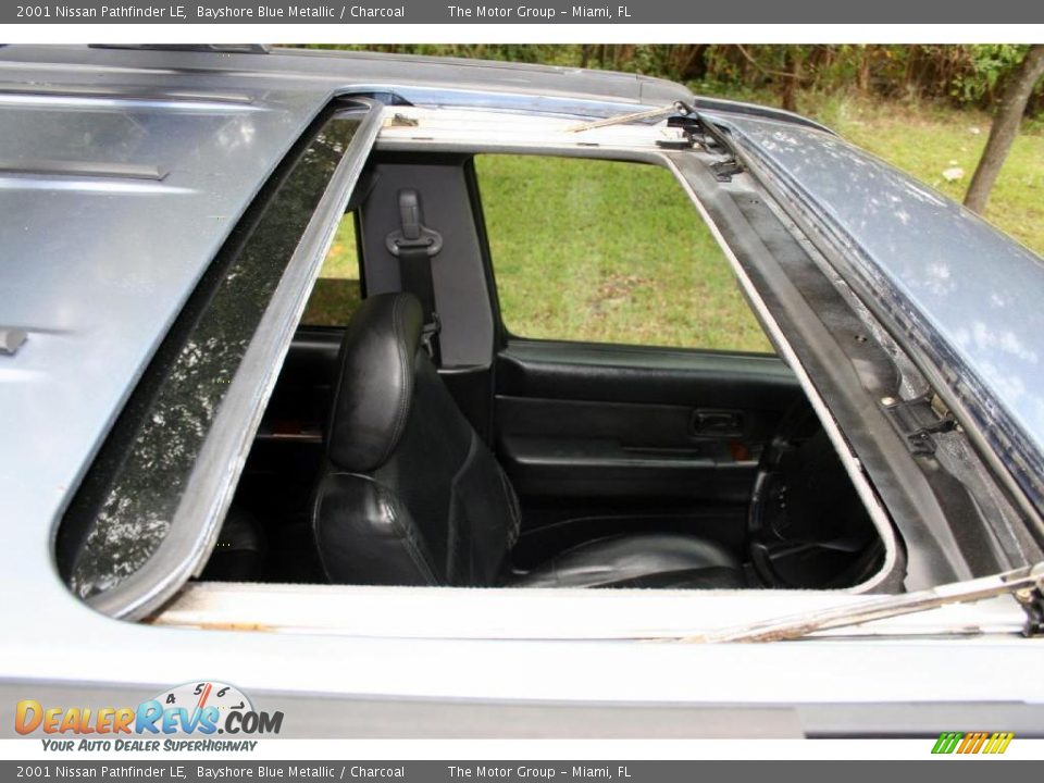 2001 Nissan Pathfinder LE Bayshore Blue Metallic / Charcoal Photo #34