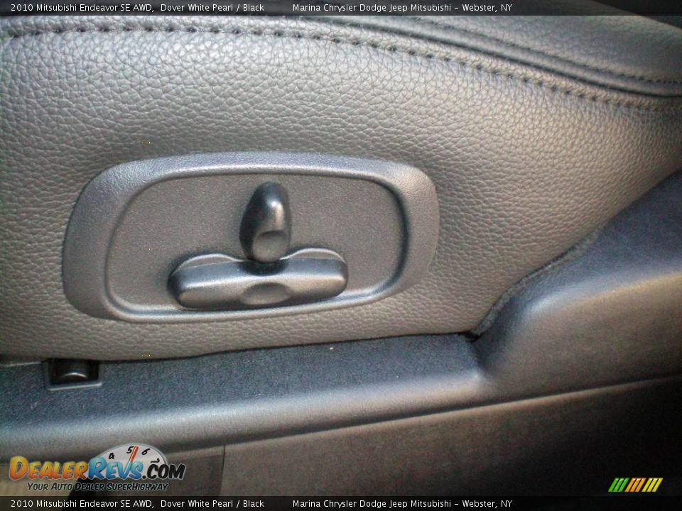 2010 Mitsubishi Endeavor SE AWD Dover White Pearl / Black Photo #3