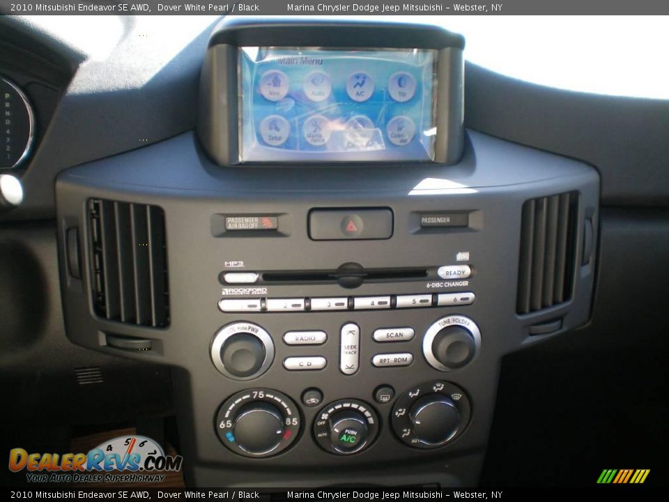 2010 Mitsubishi Endeavor SE AWD Dover White Pearl / Black Photo #4