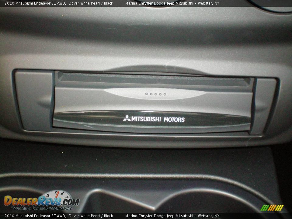 2010 Mitsubishi Endeavor SE AWD Dover White Pearl / Black Photo #5