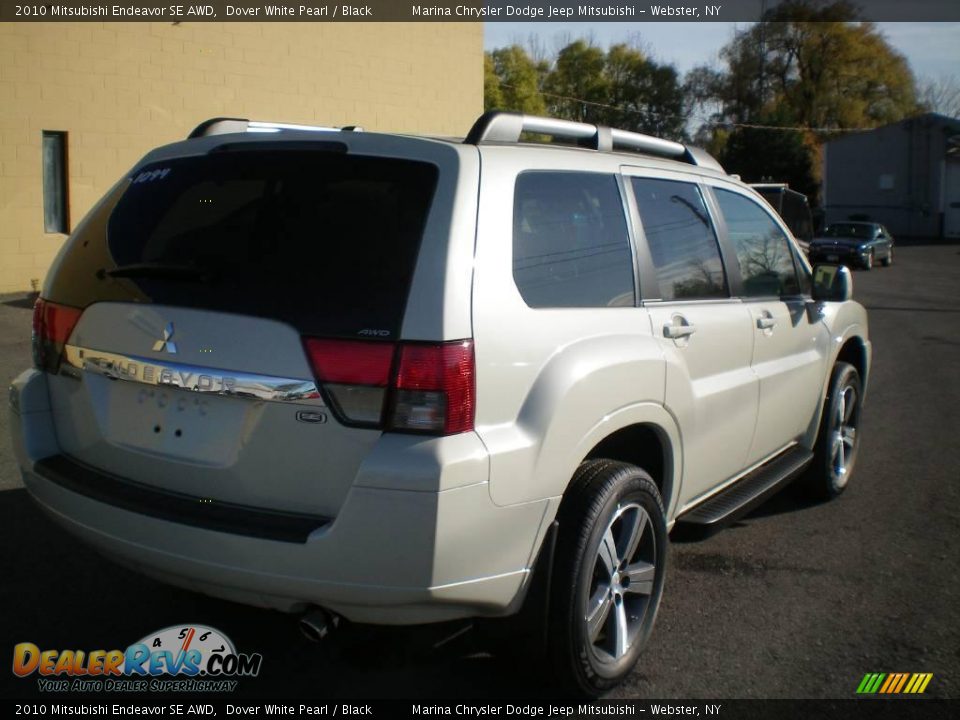 2010 Mitsubishi Endeavor SE AWD Dover White Pearl / Black Photo #11