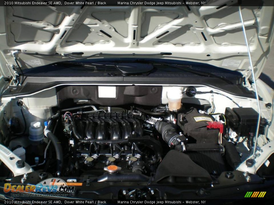 2010 Mitsubishi Endeavor SE AWD Dover White Pearl / Black Photo #16