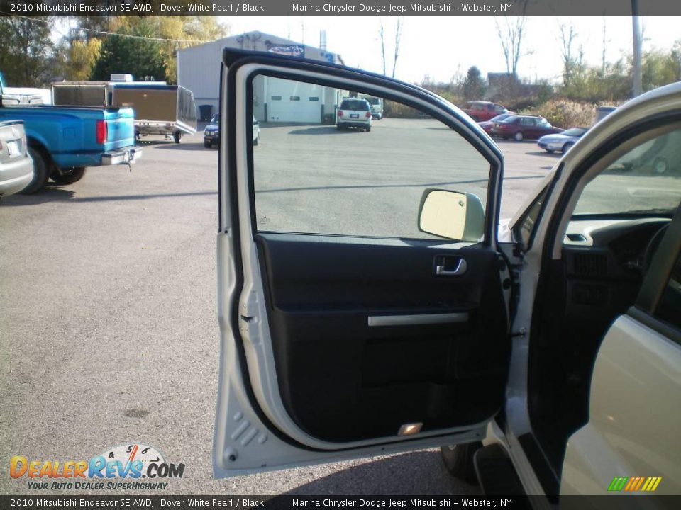 2010 Mitsubishi Endeavor SE AWD Dover White Pearl / Black Photo #17