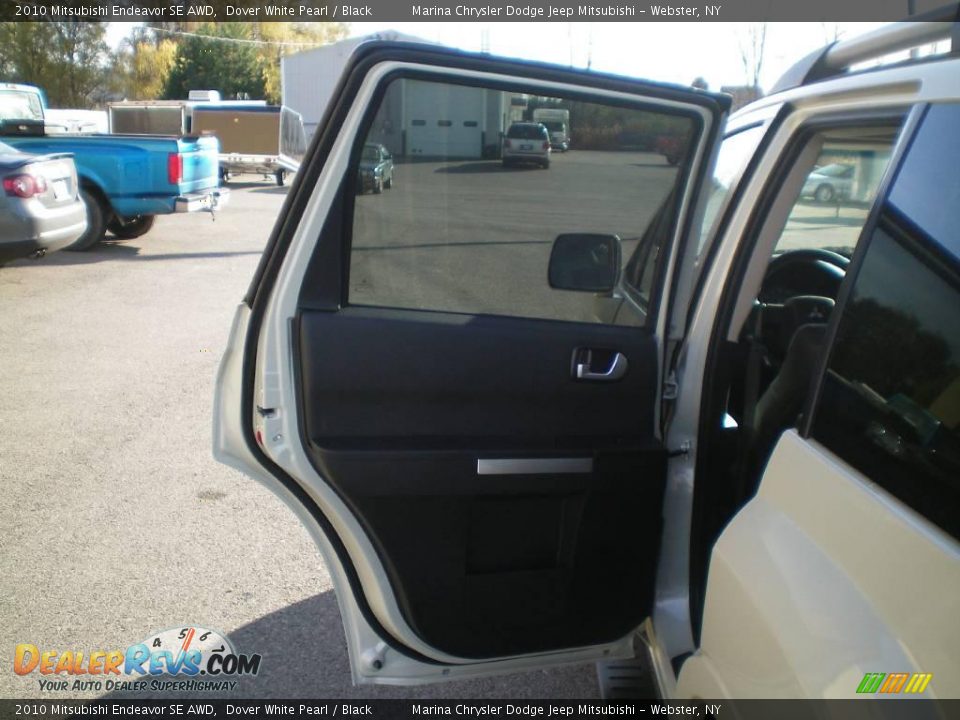 2010 Mitsubishi Endeavor SE AWD Dover White Pearl / Black Photo #18