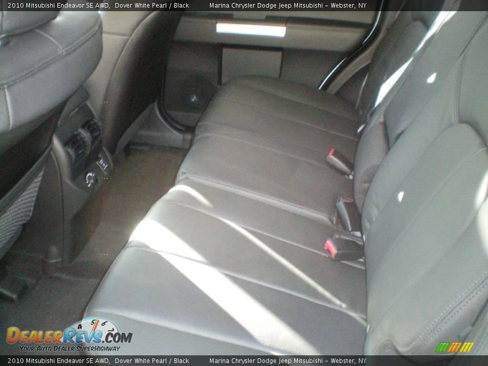 2010 Mitsubishi Endeavor SE AWD Dover White Pearl / Black Photo #19