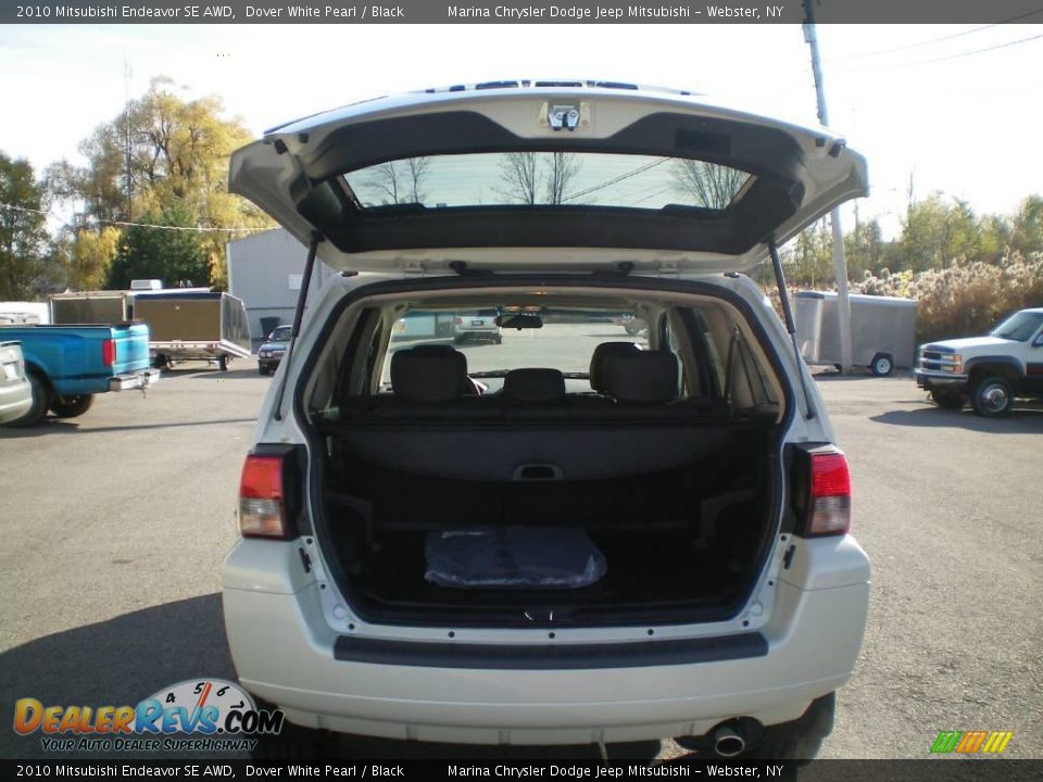 2010 Mitsubishi Endeavor SE AWD Dover White Pearl / Black Photo #20