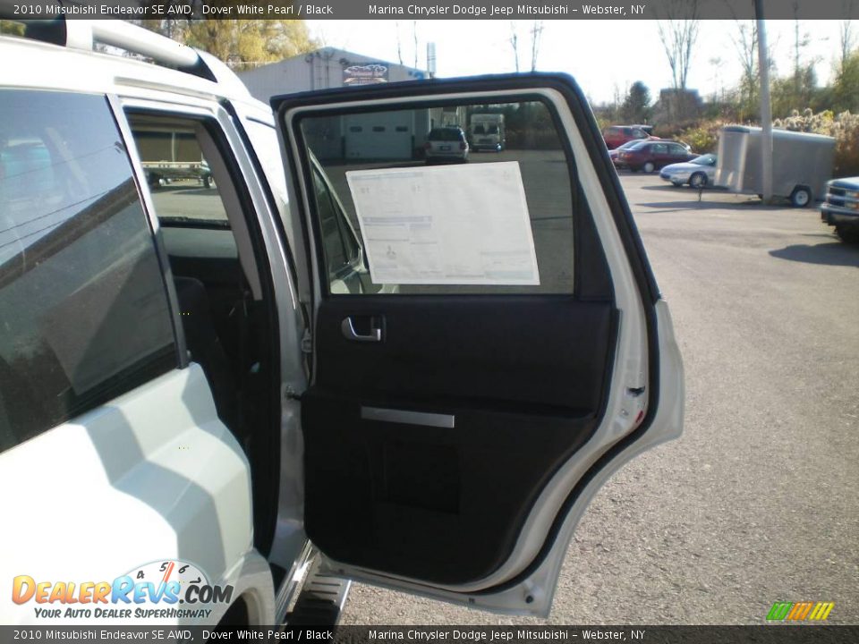 2010 Mitsubishi Endeavor SE AWD Dover White Pearl / Black Photo #22