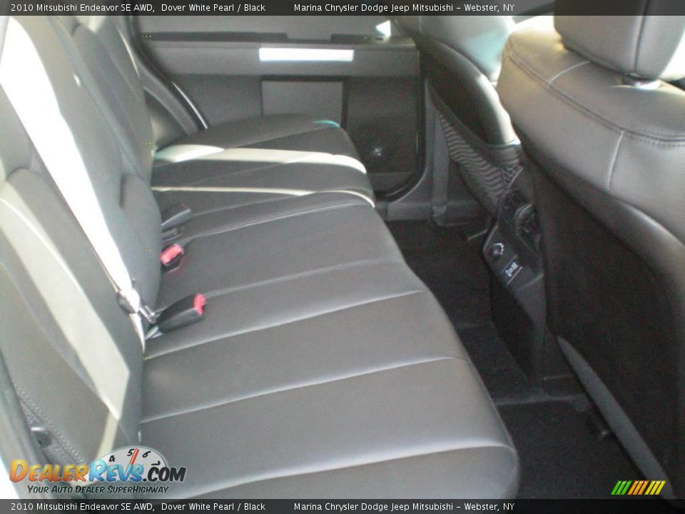 2010 Mitsubishi Endeavor SE AWD Dover White Pearl / Black Photo #23