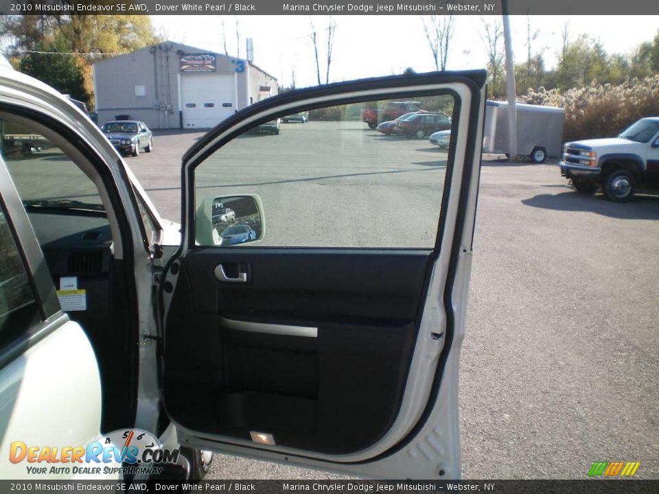 2010 Mitsubishi Endeavor SE AWD Dover White Pearl / Black Photo #24
