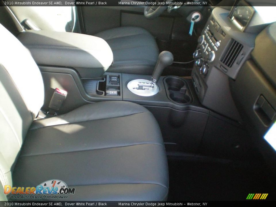 2010 Mitsubishi Endeavor SE AWD Dover White Pearl / Black Photo #25