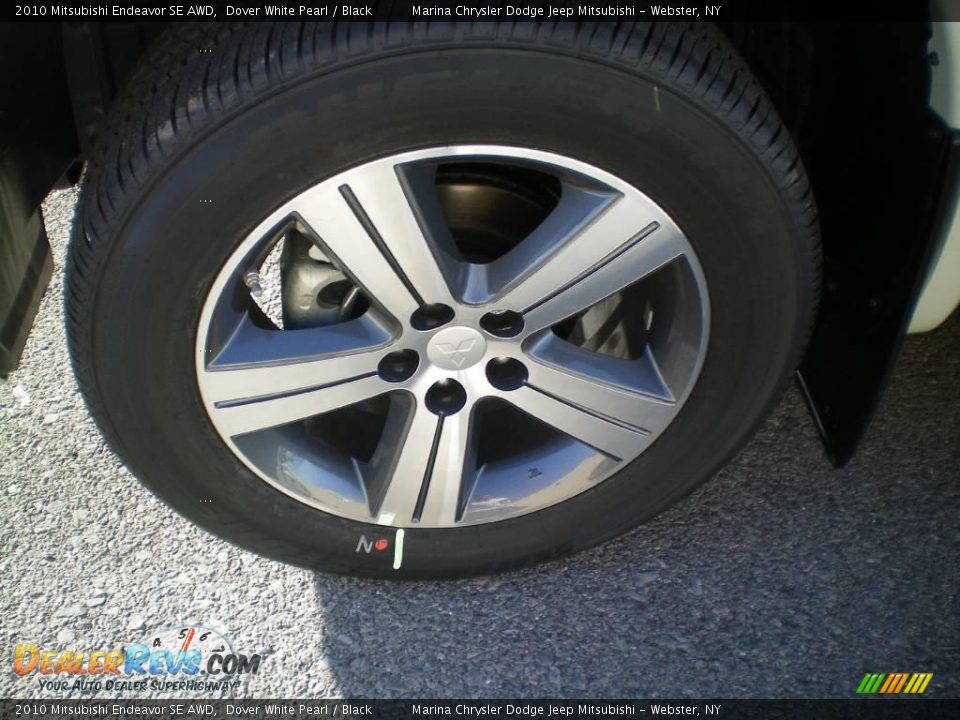 2010 Mitsubishi Endeavor SE AWD Dover White Pearl / Black Photo #26