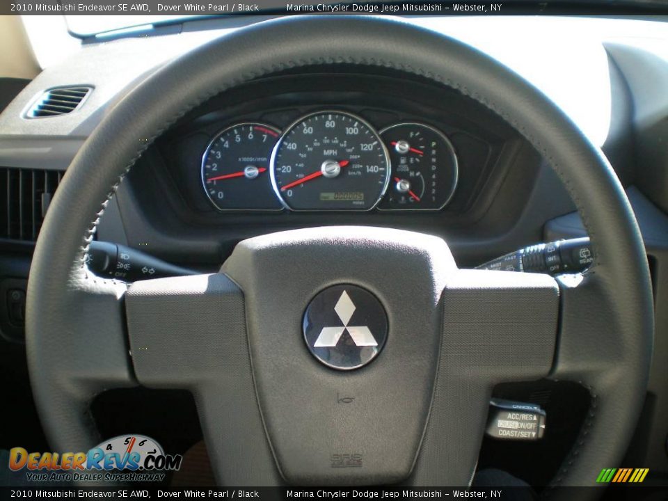 2010 Mitsubishi Endeavor SE AWD Dover White Pearl / Black Photo #28