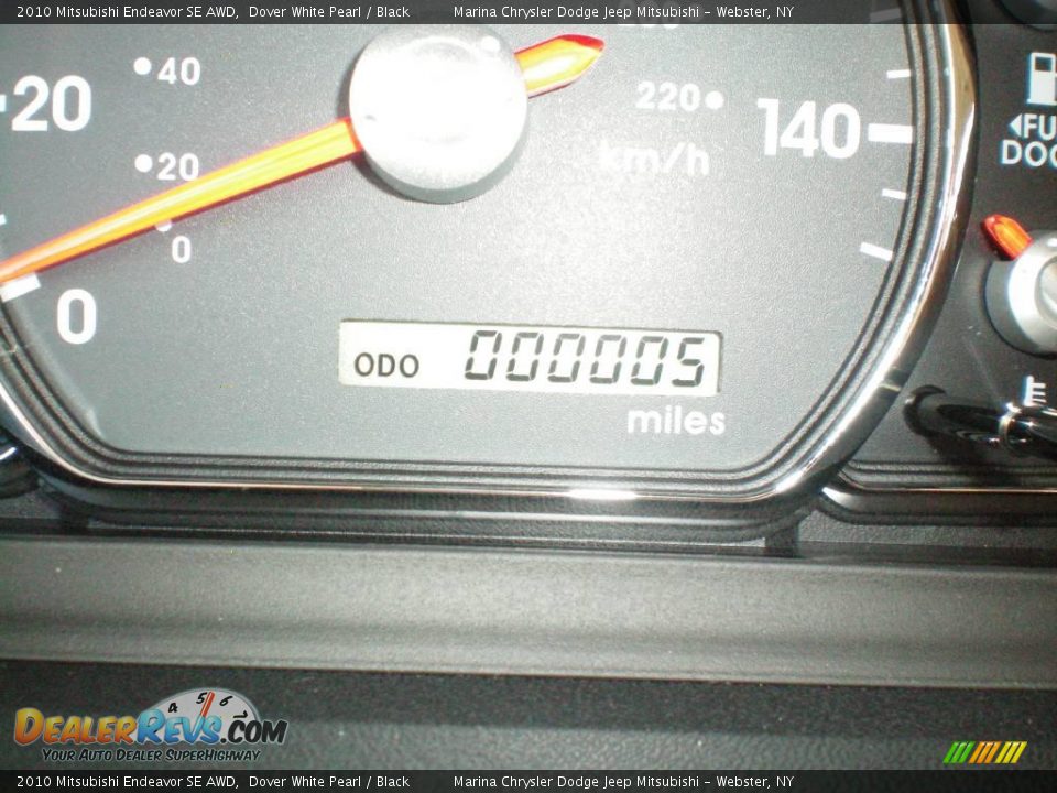 2010 Mitsubishi Endeavor SE AWD Dover White Pearl / Black Photo #29