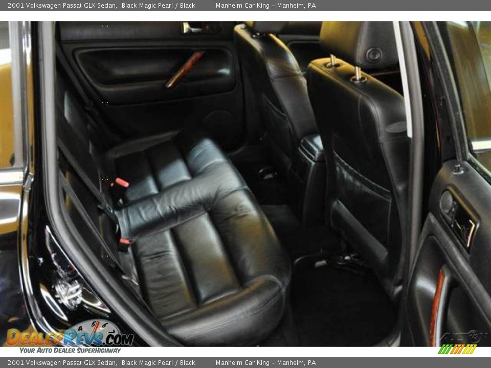 2001 Volkswagen Passat GLX Sedan Black Magic Pearl / Black Photo #16