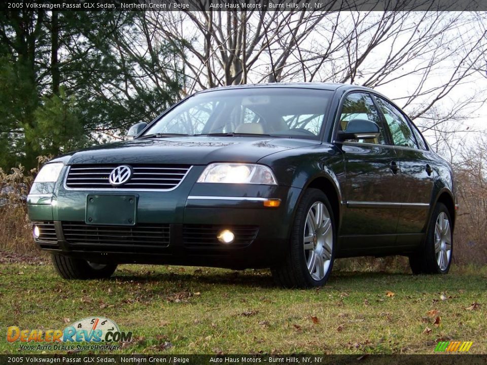2005 Volkswagen Passat GLX Sedan Northern Green / Beige Photo #1