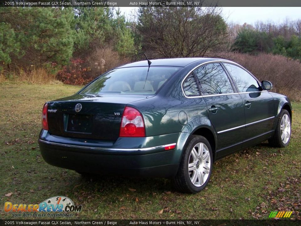 2005 Volkswagen Passat GLX Sedan Northern Green / Beige Photo #5
