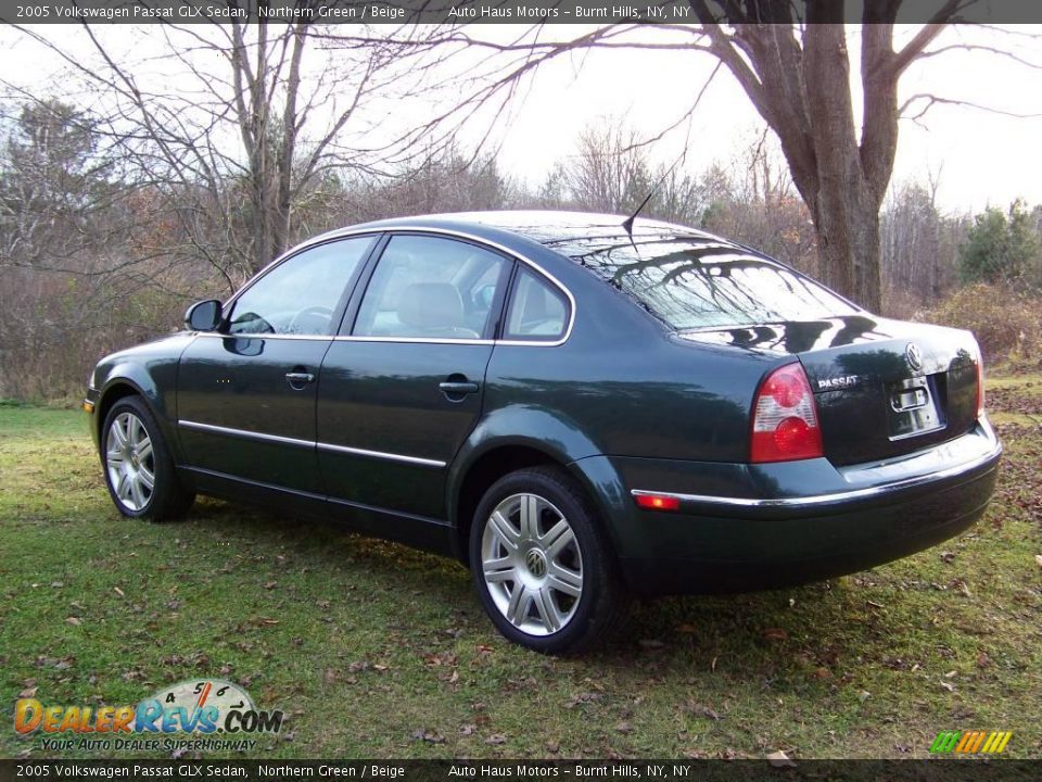2005 Volkswagen Passat GLX Sedan Northern Green / Beige Photo #7
