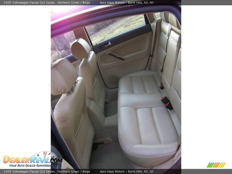 2005 Volkswagen Passat GLX Sedan Northern Green / Beige Photo #16