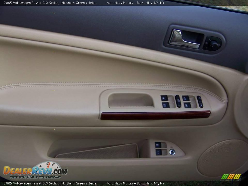 2005 Volkswagen Passat GLX Sedan Northern Green / Beige Photo #17