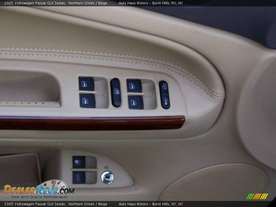 2005 Volkswagen Passat GLX Sedan Northern Green / Beige Photo #18