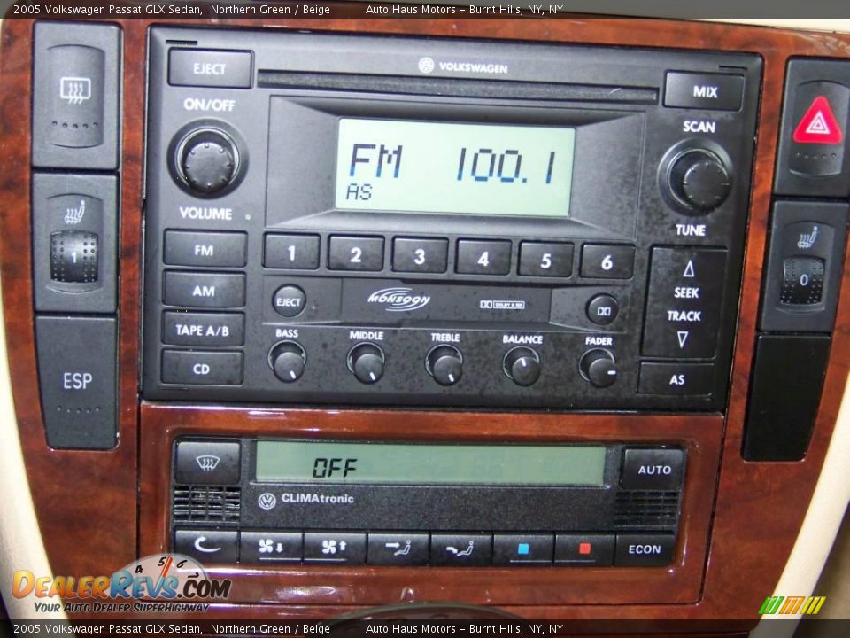 2005 Volkswagen Passat GLX Sedan Northern Green / Beige Photo #25